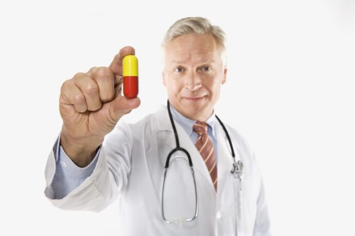 médico ofrece medicamentos para a prostatite